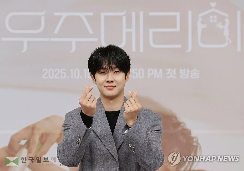 배우 최우식이 10일 서울 양천구 SBS사옥에서 열린 SBS 금토드라마 '우주메리미' 제작발표회에서 포즈를 취하고 있다. (서울=연합뉴스) 