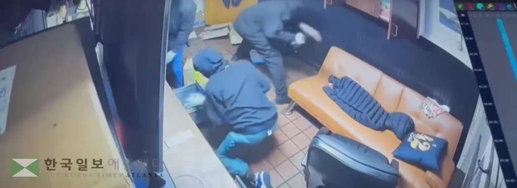 8일 새벽 복면을 쓴 강도 5명이 식당 유리 출입문을 부수고(사진 위) 안으로 들어가 해머로 금고를 부수는 장면이 고스란히 감시 카메라에 찍혔다.<사진=동영상 캡쳐>
