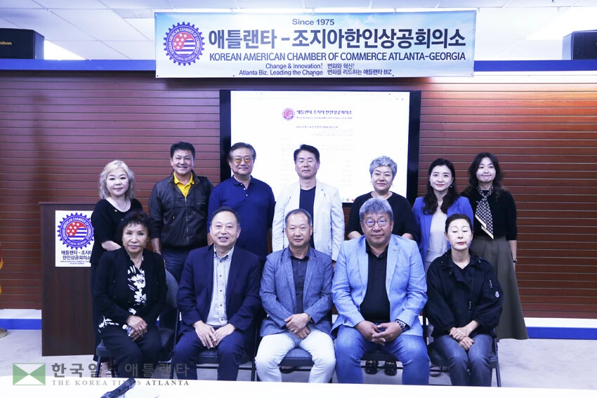 애틀랜타조지아 한인상의는 9일 3분기 이사회를 열고 차기 회장에 한오동 현 회장을 추대했다. 참석 이사들이 함께 기념사진을 찍고 있다.