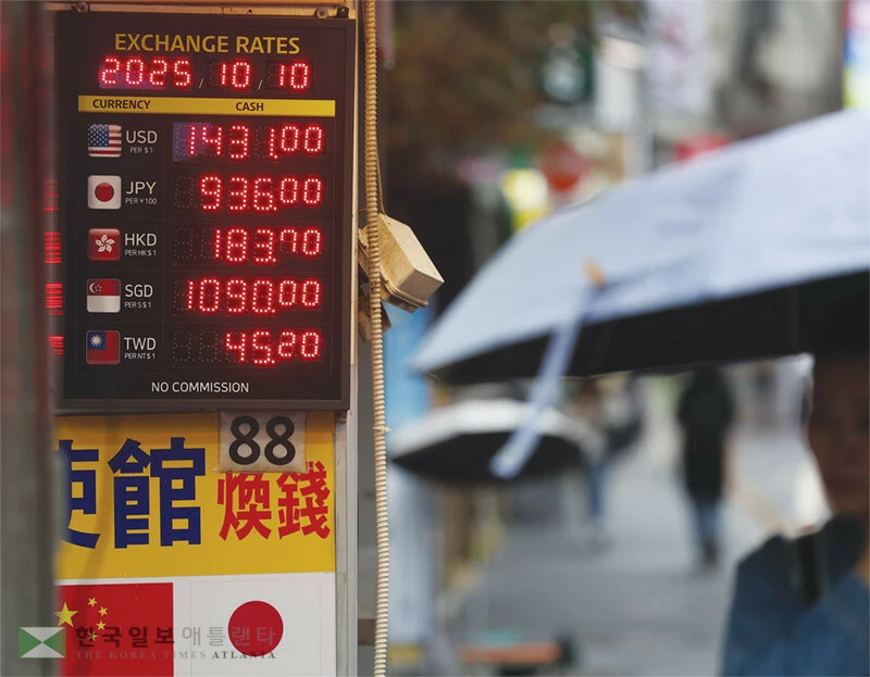  10일 서울 명동의 한 환전소에 환율이 표시돼 있다. 10일 원/달러 환율은 미국 달러화 강세 등 추석 연휴 기간 주요 변수를 한꺼번에 소화하며 장 초반 급등했다. [연합]