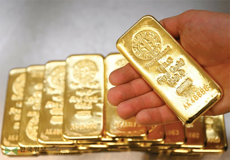  각국 중앙은행과 투자자들이 금 투자에 나서며 금값이 급등하고 있다. [로이터]