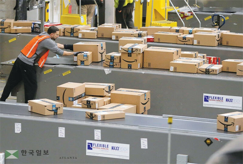  아마존이 프라임 회원제 유료 가입 시 소비자를 속이고 해지를 어렵게 했다는 혐의로 연방거래위원회와 25억 달러(벌금 및 고객 환불)에 합의했다.[로이터]