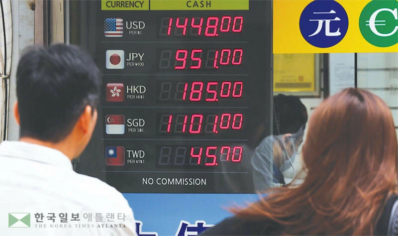  무역전쟁 고조 불안감 속에 원·달러 환율이 치솟는 가운데 서울 시내 한 환전소에 현금 환율이 달러당 1,448원으로 표시돼 있다. [연합]