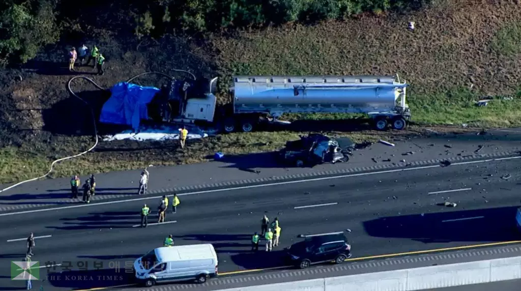 추돌사고를 일으킨 트랙터 트레일러와 추돌 뒤 전복된 밴 차량, 밴 차량에 타고 있던 8명 전원이 현장에서 사망했다.<사진= WXIA-TV 제공>