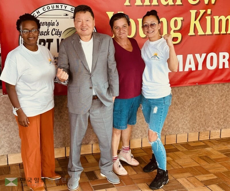 선거운동 사무실을 방문한 주민들과 함께 한 김영규 후보.