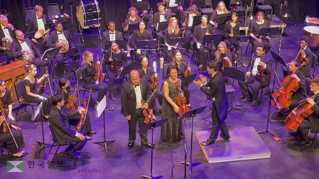 조지아대 음대 교수 부부가 연주 후 청중들에게 인사하고 있다.