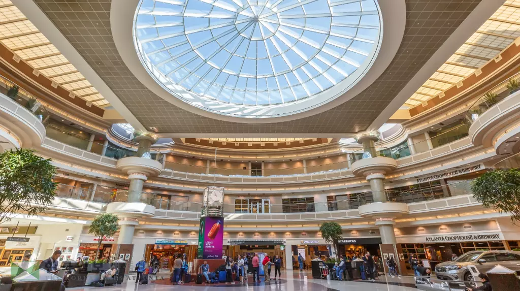 TSA가 애틀랜타 근무 직원들에게 민주당 연방하원의원이 제공한 무료 식사 바우처를 배부하지 않아 논란이 일고 있다.식당들이 모여있는 애틀랜타 공항 원형 홀 모습 <사진=11얼라이브 뉴스>