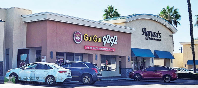  지난 14일 오후 남녀의 총격 살해·자살 사건이 발생한 라하브라 지역 한인 식당 건물 모습. [박상혁 기자]