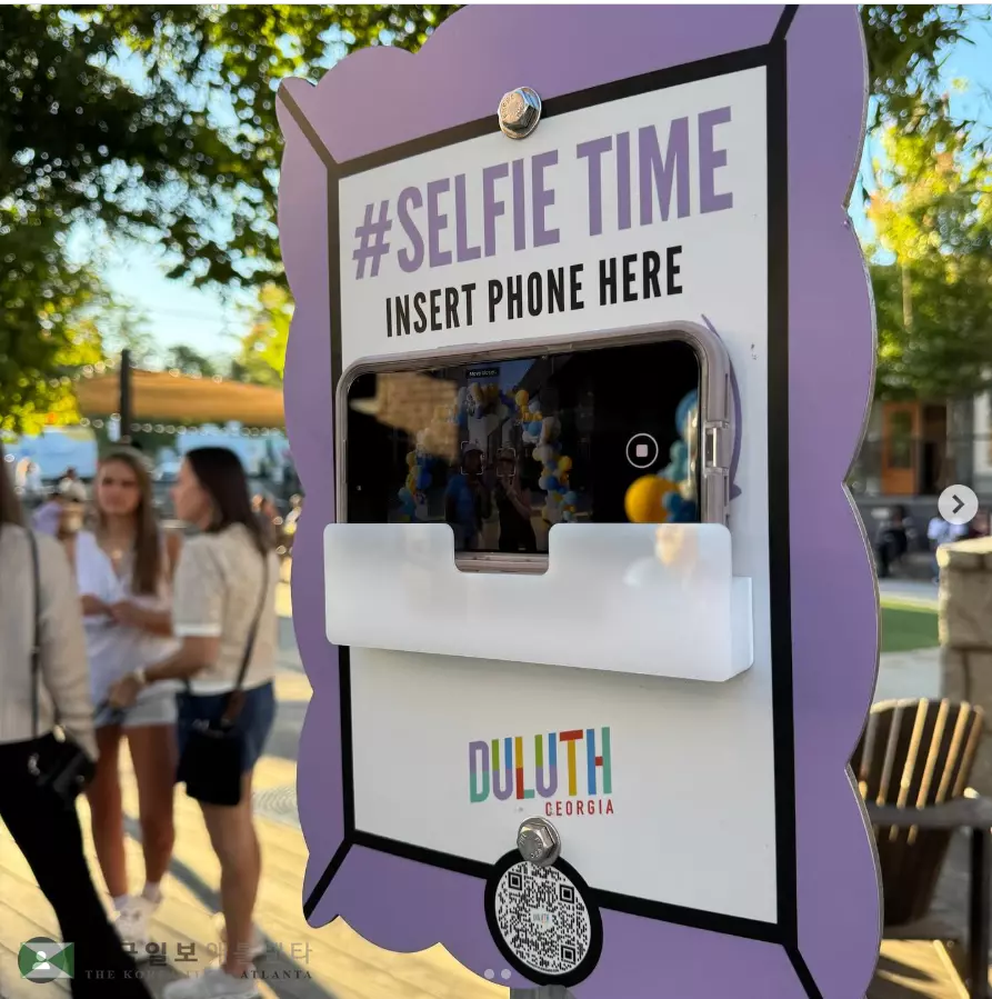 올해 새비 어워즈 그래픽 디자인 부문에서 실버 서클상을 수상한 둘루스 셀피 거치대.<사진=둘루스시 인스타그램>