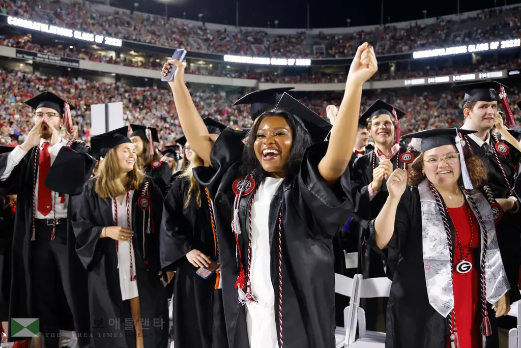 조지아 공립대 졸업생 수가 급증하고 있는 가운데 4년 정시졸업률은 학교별 펀차가 컸다. 사진은 정시졸업률이 가장 높은 UGA의 졸업식 모습.<사진=UGA투데이>