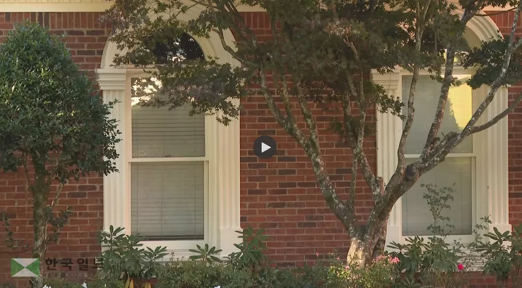 터커 소재 한 주택 소유주가 보수 공사 뒤 공사 업체에게 직원 영주권 안보여주면 이민당국에 신고하겠다고 말해 논란이 일고 있다. 해당 주택 모습.<사진=11얼라이브 뉴스 화면 캡쳐>