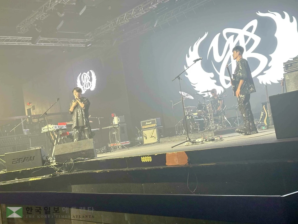 윤도현 보컬이 노래하고 있다.