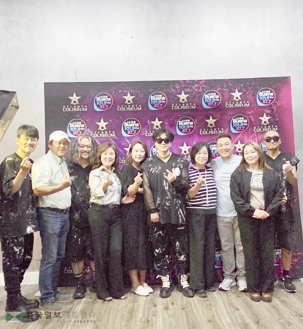 YB와 팬들의 기념사진.