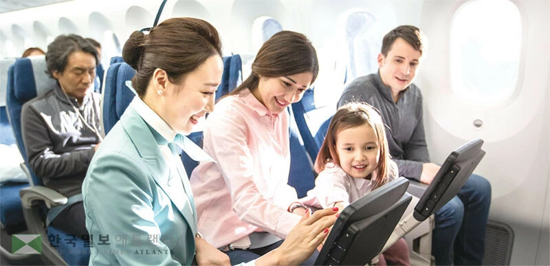  대한항공이 아시아나항공과의 통합을 앞두고 대대적인 서비스 개선을 하고 있는 가운데 여행 전문 저명 매체가 대한항공의 기내 서비스에 대해 총 6개 부문에서 최고 평가를 내렸다. [대한항공 제공]