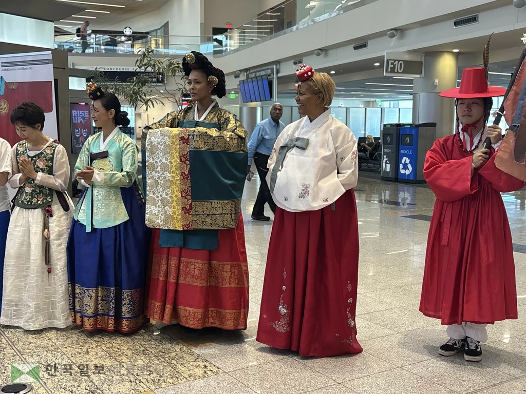 다양한 한복을 차려입은 모델들이 한국의 미를 알리고 있다.