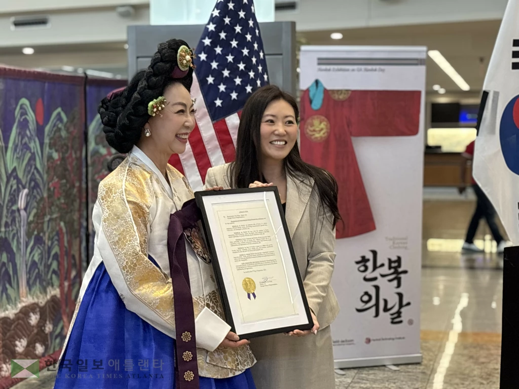 조지아 주지사의 한복의 날 기념 선포문을 홍수정 의원이 이은자 회장에게 전달하고 있다.