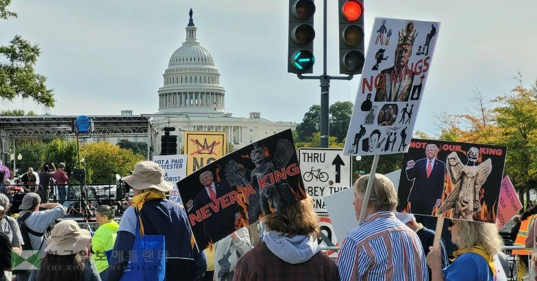 18일 워싱턴DC에서 열린 반(反)트럼프 집회인 ‘노 킹스’(No Kings·왕은 없다) 시위에 도널드 트럼프 대통령을 비판하는 팻말을 든 참가자들이 집결하고 있다. 배경에 연방의회 의사당이 보인다.  (워싱턴=연합뉴스)