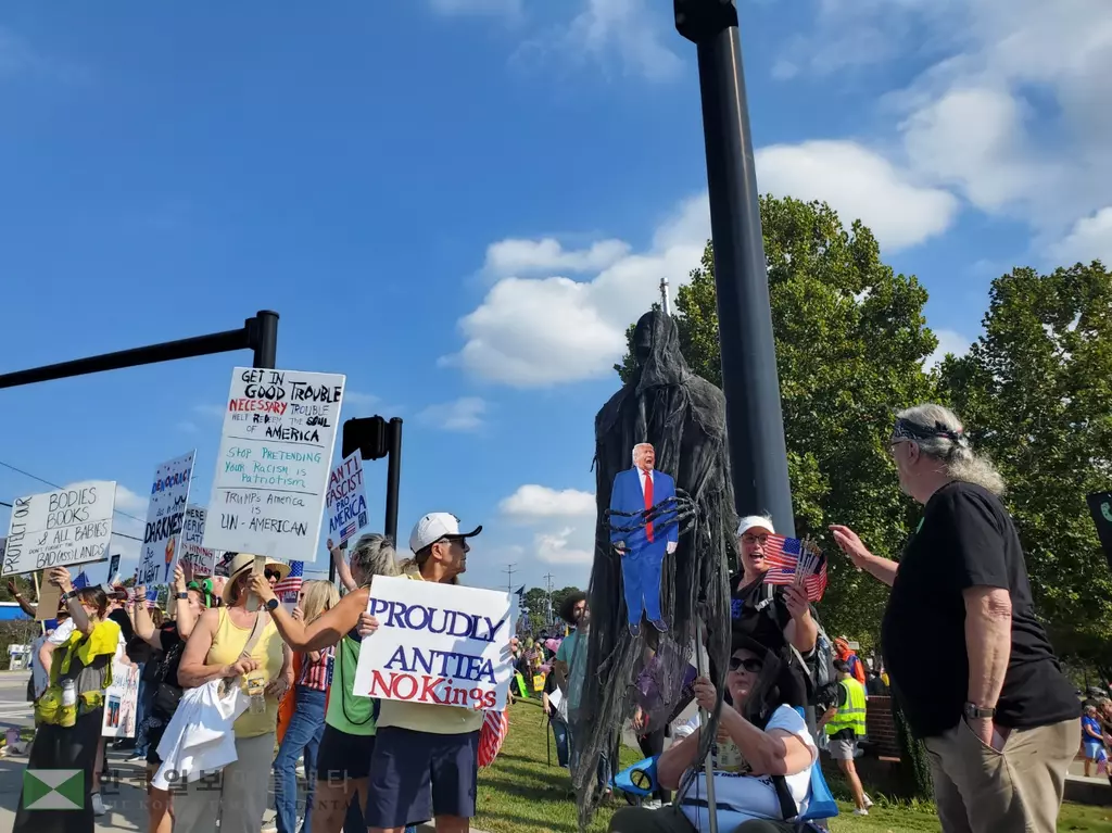19일 애틀랜타 도심에서 열린 '노 킹스' 시위에서 시민들이 행진하고 있다.