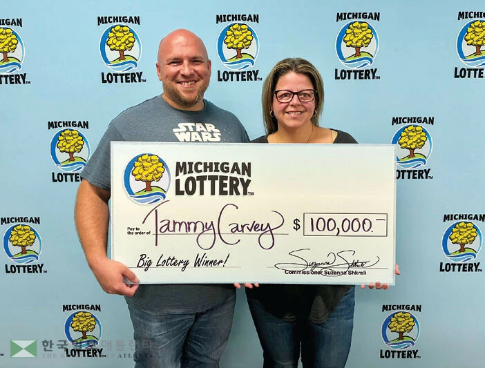 챗GPT가 골라준 번호로 10만달러에 당첨된 태미 카비 부부. <미시간주 복권국>