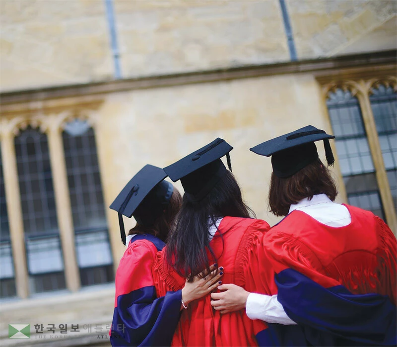  타임스 고등교육 ‘세계 대학 순위 2026’에서 영국 옥스포드대가 10년 연속 1위로 선정됐다. 사진은 옥스포드 대학교 졸업식 모습. [로이터]