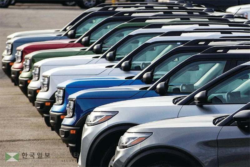  신차와 중고차 가격 모두 급증하면서 소비자들이 재정부담이 가중되고 있다. [로이터]