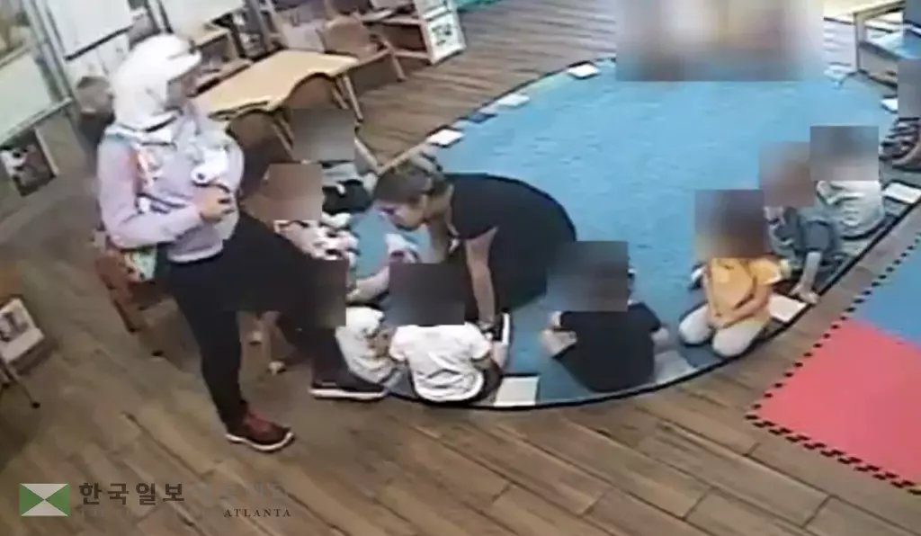 원아들을 지속적으로 폭행해 오던 40대 조지아 프리-K 교사가 경찰에 체포됐다. 사진은 3년전 역시 원아들에 대한 학대 혐의로 교사 2명이 체포된 로즈웰 소재 한 프리-K의 감시카메라 영상 모습.<사진=로즈웰 경찰>