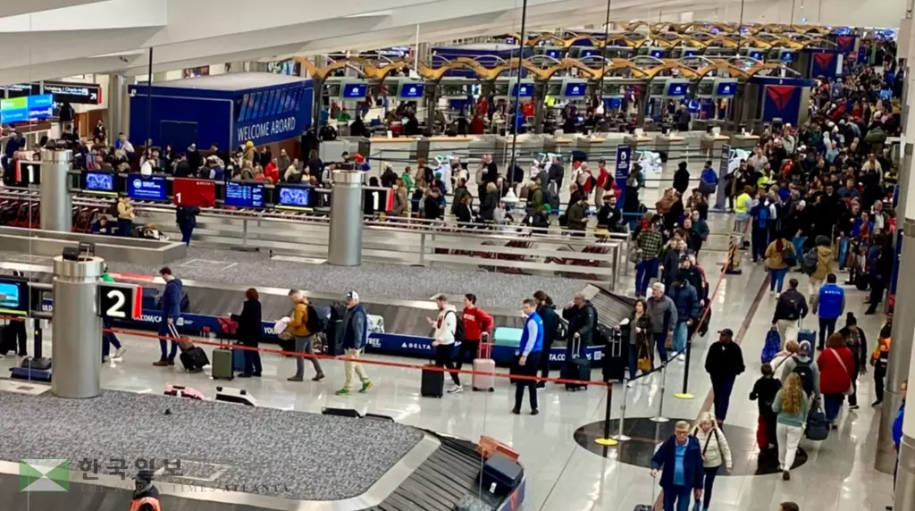 20일 오전 애틀랜타 공항 검색대 대기시간은 평소보다 30분 이상 길어지고 있다.<사진=11얼라이브 뉴스>