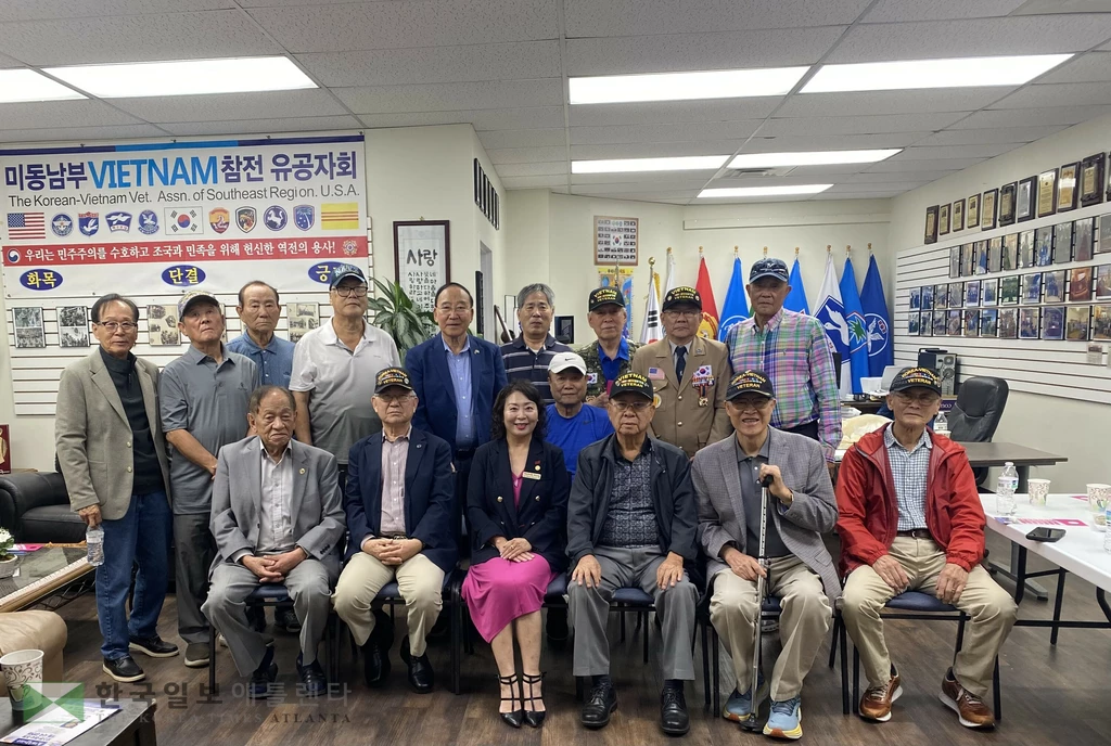 미쉘 강 주하원의원 후보가 월남참전 유공자회를 방문해 기념촬영을 하고 있다.