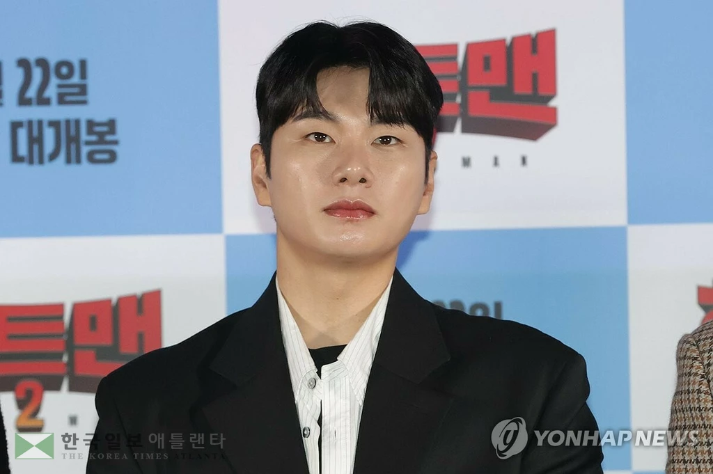 배우 이이경가 15일 오후 서울 용산구 CGV용산아이파크몰에서 열린 영화 '히트맨2' 언론시사회에서 취재진의 질문을 듣고 있다. 2025.1.15(서울=연합뉴스)