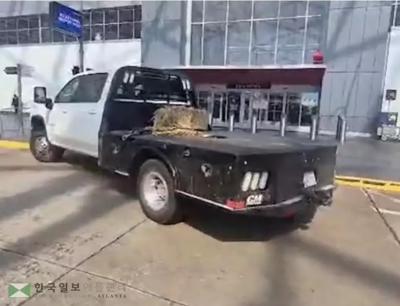케이글이 공항까지 타고 온 픽업 트럭, 차량 내부에서 소총과 실탄이 발견됐다.<사진=FBI>