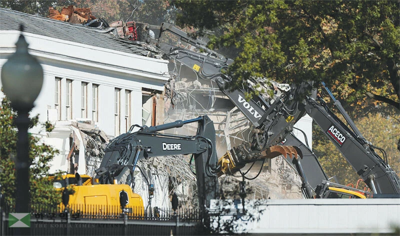 21일 백악관 이스트윙 건물 일부가 굴착기로 철거되고 있다. [로이터]