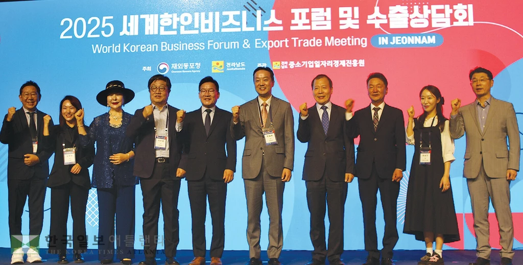 재외동포청(청장 김경협)과 전남도(도지사 김영록)는 21일 목포에서‘제2차 세계한인비즈니스 포럼’을 개최했다. 개회식과 주제 발표, 패널 토의 등으로 진행된 이번 포럼에는 변철환 재외동포청 차장, 강위원 전남도 경제부지사, 재외동포 비즈니스 자문단(OK-BIZ), 중소기업 관계자 등 110여명이 참석했다. 한국 중소기업의 해외 진출 전략과 현지화 방안을 중심으로 실질적인 사례와 정책 방향이 논의됐으며 노하우와 현장 의견을 공유했다.

<연합>