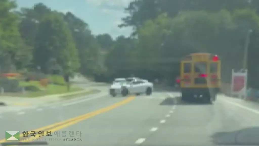 지난달 22일 애틀랜타시에서 어린이들을 하차시키기 위해 정차 중인 스쿨버스를 불법으로 통과 중인 웨이모 자율주행차량.<사진=유튜브 동영상 캡쳐>