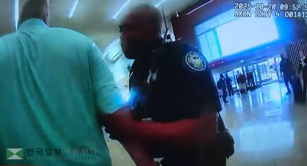 20일 오전 애틀랜타 공항 안에서 총격 위협 용의자인 베리 베이글을 체포하는 모습이 담긴 경찰 바디캠 영상 장면.<사진=애틀랜타 경찰 제공>