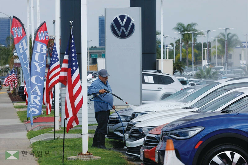  차량 가격이 급등한 데다 경기하강 국면까지 겹치면서 저신용 대출자들의 연체율이 30년 만에 최고치를 기록한 것으로 집계됐다. 캘리포니아의 한 딜러 매장 전경. [로이터]