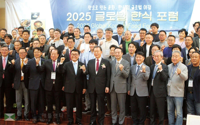  22일 전남 목포 신안비치호텔에서 열린 ‘2025 글로벌 한식 포럼’에서 임종택(앞줄 왼쪽부터 다섯 번째) 세계한식총연합회 총회장 등 참석자들이 한 자리에 모였다. [연합]