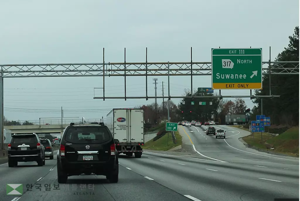 상대 운전자에게 총을 겨눠 위협한 뒤 I-85 111번 출구로 빠져나간 운전자가 경찰에 체포됐다.<사진=구글맵 캡쳐>