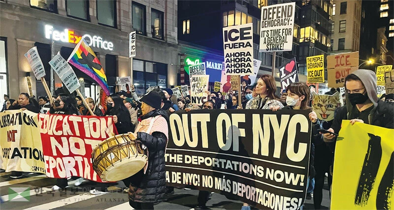  지난 22일 뉴욕 맨해튼 페더럴 플라자 인근에서 민권센터와 미교협 등을 포함한 이민자 단체들이 연방 이민세관단속국(ICE)의 무차별적 이민 단속 반대 시위를 펼치고 있다. [미교협 제공]