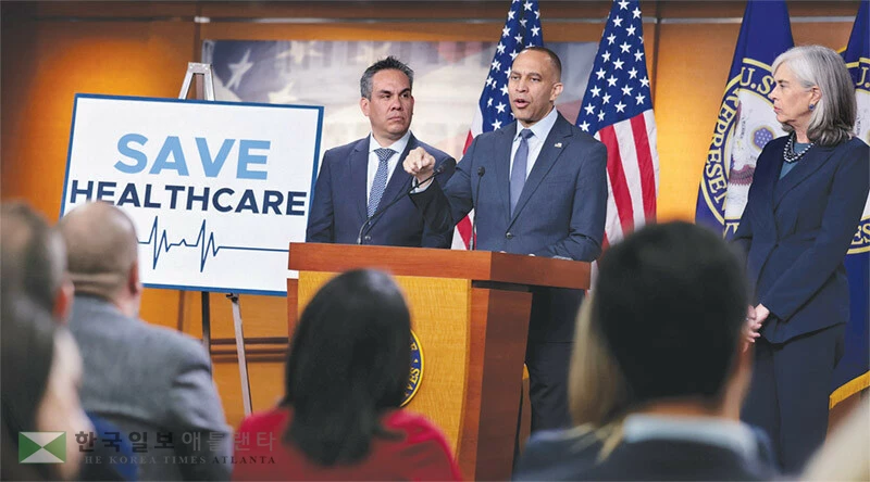  지난 22일 민주당의 하킴 제프리스 연방하원 원내대표와 의원들이 기자회견에서 셧다운 종식을 위한 건강보험 보조금 복원을 주장하고 있다. [로이터]