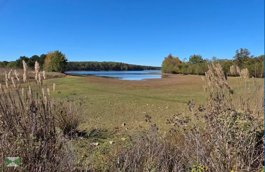 훼잇 카운티 한 주민이 페이스북에 올린 호톤 레이크 2022년 모습과 2025년 현재 모습 사진. 가뭄으로 인해 호수 바닥이 드러나 있다.<사진=11얼라이브 뉴스>