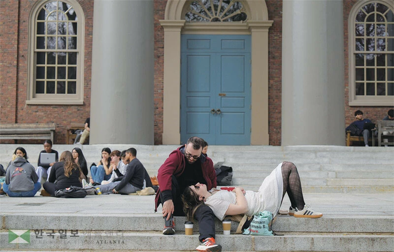  최근 학생들의 감성적 만족과 분위기, 높은 삶의 질과 정체성 등을 중시하는 경향이 반영된 ‘바이브 스쿨’ 대학들이 높은 관심받고 있다. [로이터]