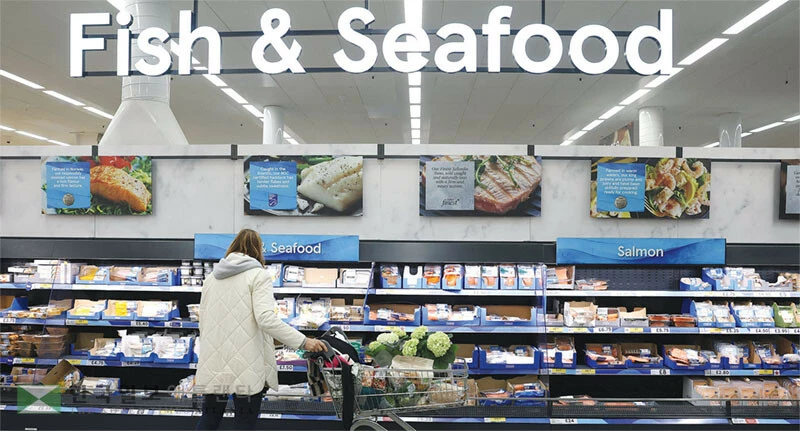  식료품 물가가 치솟으면서 저가 식료품 매장인 알디, 월마트, 그로서리 아울렛을 찾는 소비자가 늘고 있다. [로이터]