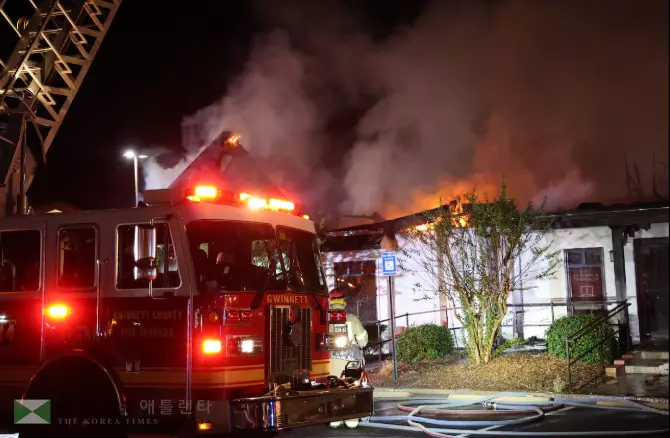 25일 저녁 슈가힐에 있는 물리치료센터 건물에 화재가 발생해 소방대원들이 ㅈㄴ화작업을 벌이고 있다. 해당 건물은 결국 전소됐다.<사진=귀넷 소방국 제공>