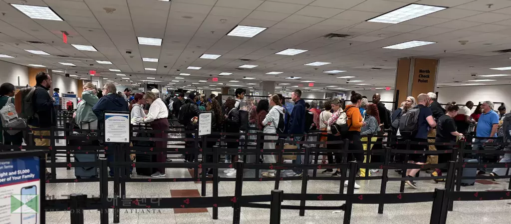 일요일인 26일 오후 애틀랜타 공항 검색 대기줄. 40분 이상이 소요됐다.<사진=애틀랜타 공항 제공>