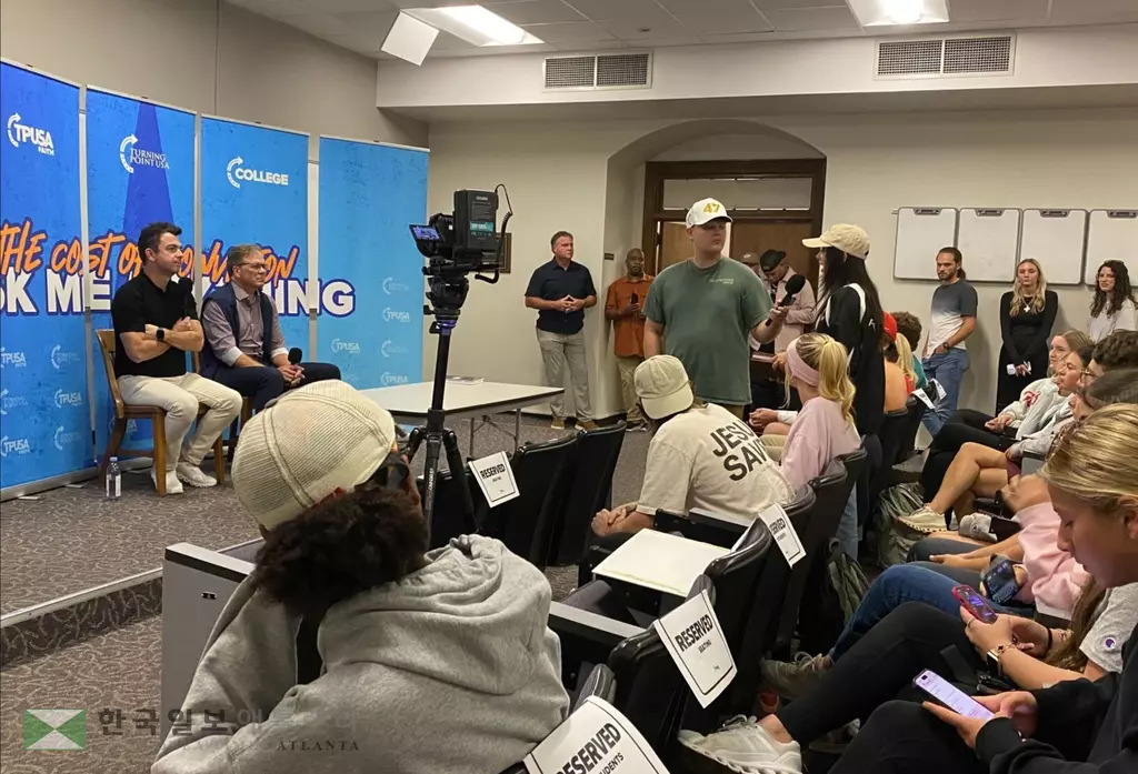 지난 23일 UGA에서 열린 이 학교 '터닝포인트USA' 지부 정기모임 모습, 많은 학생들로 가득 찼다. <사진=더 레드 앤 블랙>