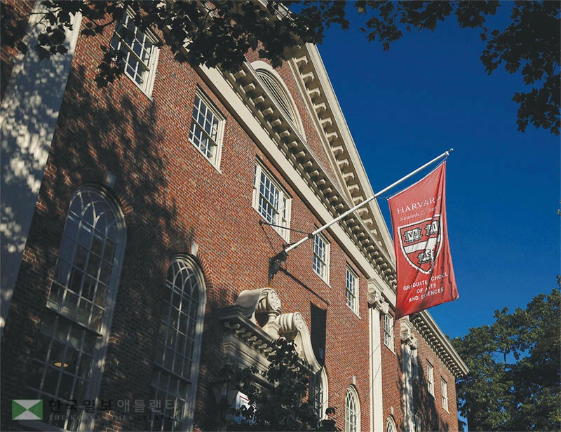 연방 대법원의 소수계 우대제 폐지 판결 이후 주요 명문대의 아시안 입학생 비율이 증가한 것으로 나타났다. 하버드대 캠퍼스 모습. [로이터]