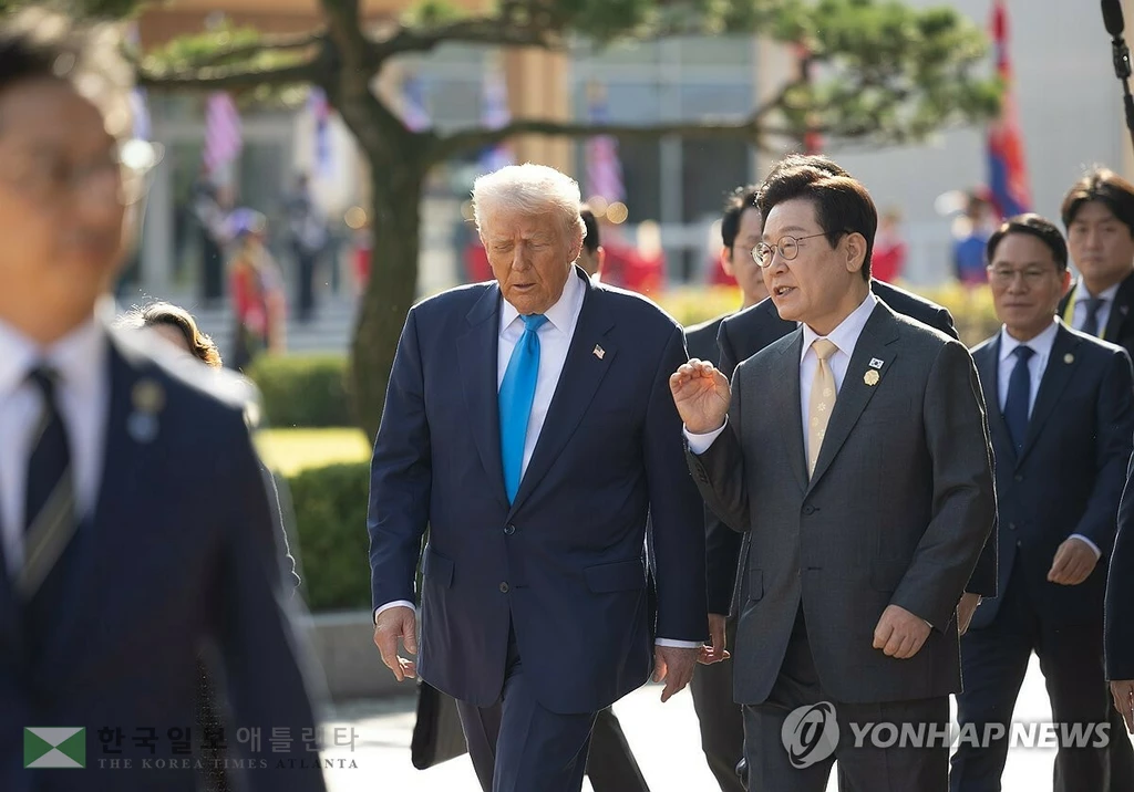 이재명 대통령과 도널드 트럼프 미국 대통령이 29일 경북 경주박물관에서 정상회담장으로 이동하며 대화하고 있다. 2025.10.29 [대통령실 제공. 재판매 및 DB 금지] 