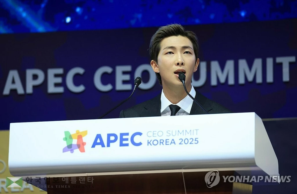 BTS RM, APEC CEO 서밋서 연설(경주=연합뉴스) 한종찬 기자 = 그룹 방탄소년단(BTS)의 리더 RM이 29일 경북 경주 예술의전당에서 열린 '2025 아시아태평양경제협력체 최고경영자 서밋(APEC CEO SUMMIT)'에 참석해 'APEC 지역 내 문화산업과 K-컬처 소프트파워'를 주제로 연설하고 있다. 2025.10.29 [공동취재] s