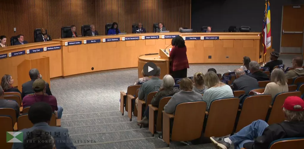 28일 귀넷 카운티 커미셔너 회의장에는 주택가 인근 화장장 건설에 반대하는 주민들로 가득 찼다. 한 주민이 나와 반대 의견을 밝히고 있다.<사진=11얼라이브 뉴스 화면 캡쳐>