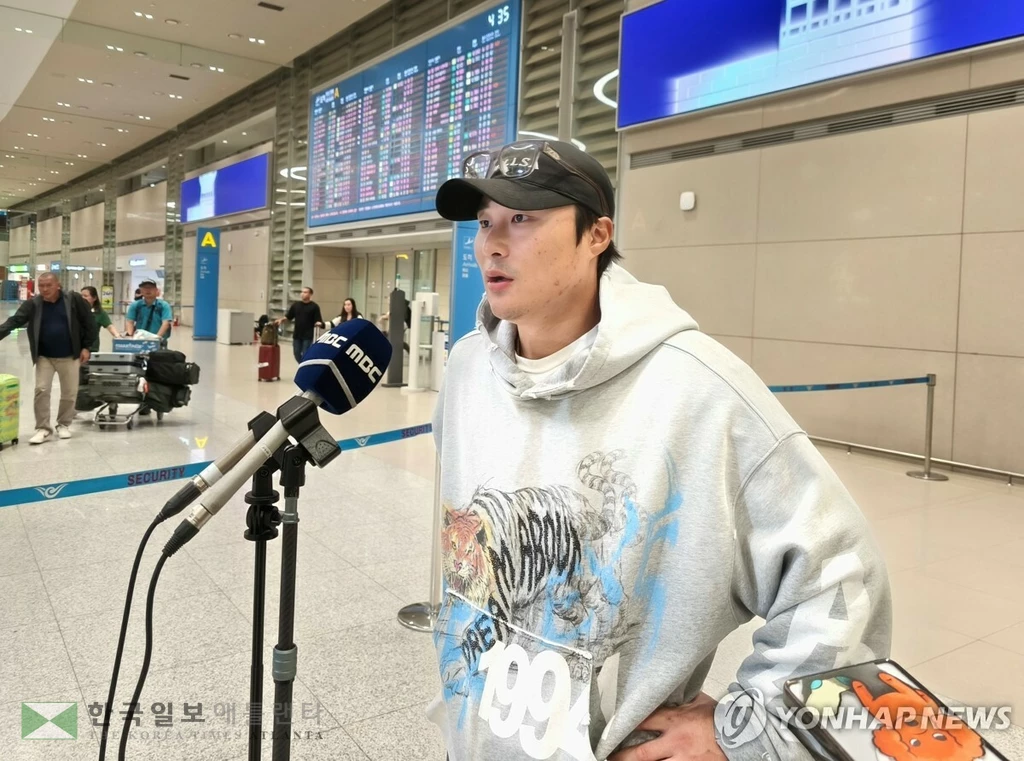 미국프로야구 메이저리그(MLB) 애틀랜타 브레이브스에서 뛰는 내야수 김하성이 9일 인천국제공항을 통해 귀국한 뒤 취재진과 인터뷰하고 있다.(연합뉴스)